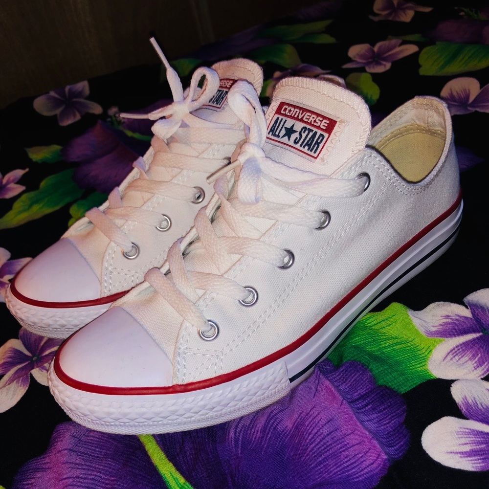 LIKE NEW Chuck Taylor’s 💟